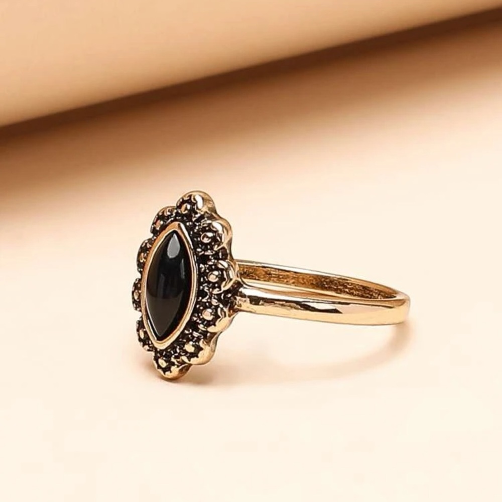 Vintage Woman’s Antique Gold Black Onyx Oval Natural Stone Floral Victorian Ring - Picture 3 of 13